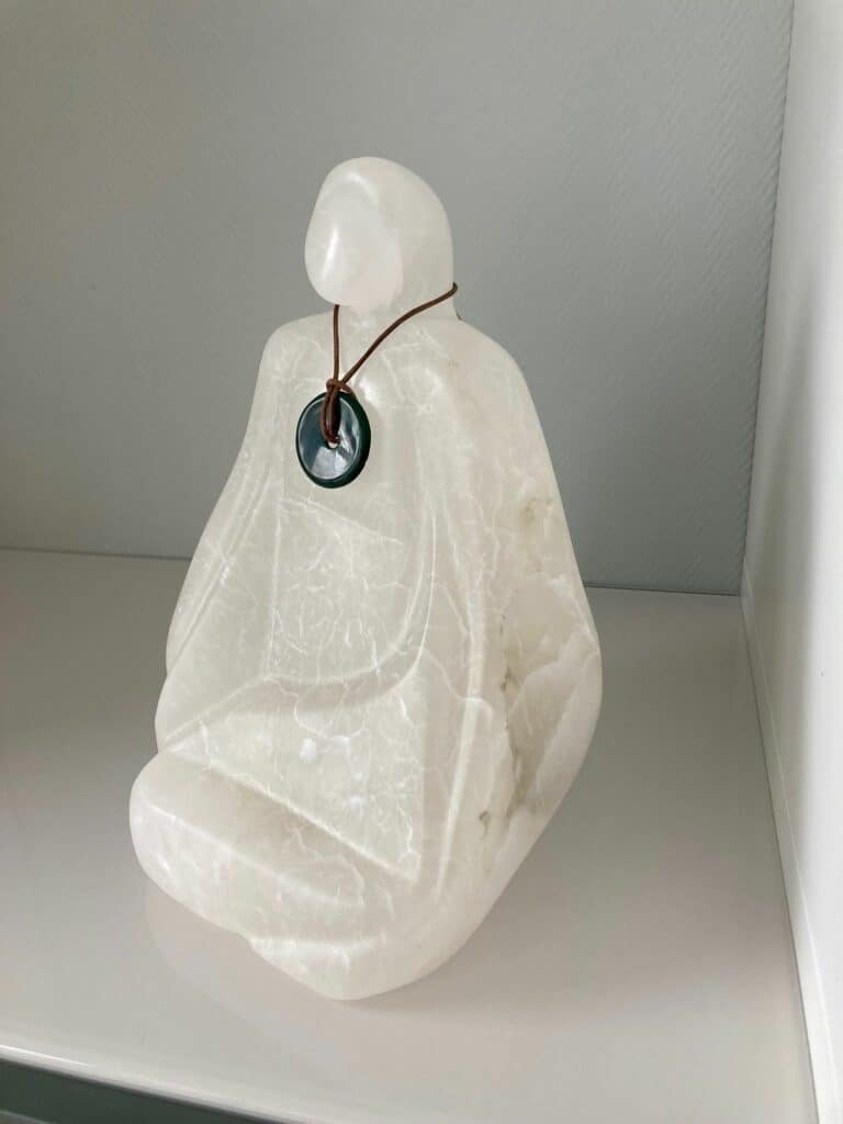 "Transparant" beeld van Witte albast en ketting met steen Malagiet.